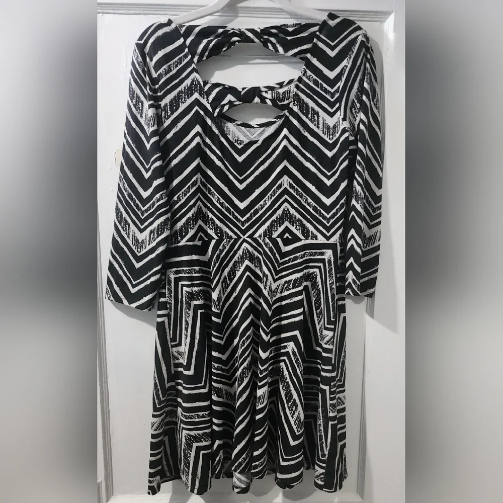 Xhilaration Black and White Zigzag Long Sleeve Dress - Picture 3 of 3